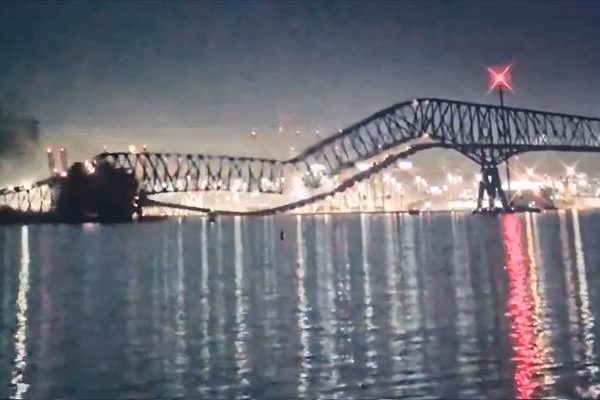 ABD'de felaket!  Singapur bayrağını taşıyan gemi köprüye çarptı: Bölgeden ilk görüntüler!