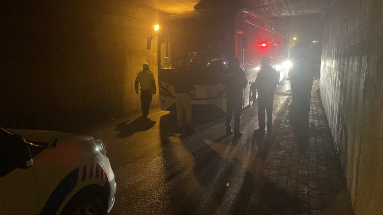 Bolu alt geçidinde mahsur kalan yolcu otobüsü kurtarıldı