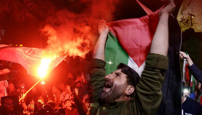 İran'ın İsrail'e saldırısının ardından Tahran'da kutlama!  Filistin ve İran bayraklarıyla sokaklara çıktılar