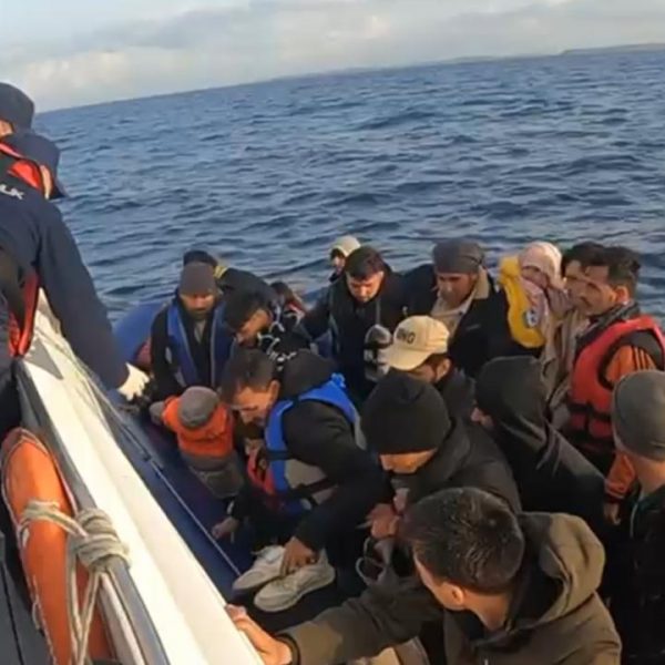 Balıkesir açıklarında 71 kaçak göçmen yakalandı