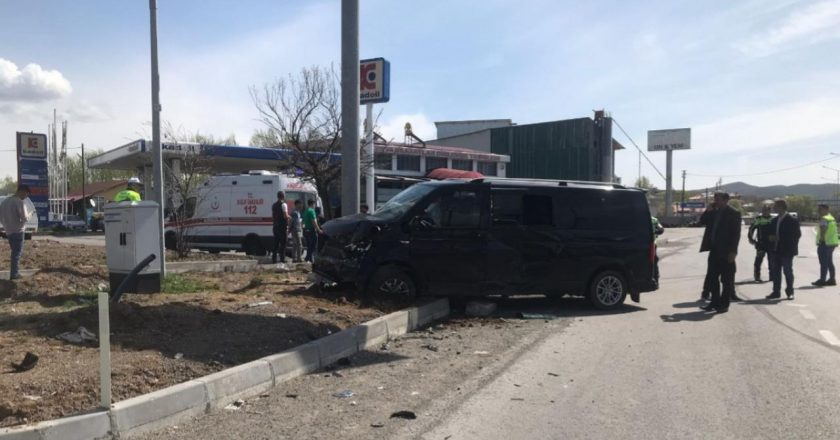 Bingöl'de minibüs ile hafif ticari araç çarpıştı: 15 yaralı
