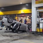 Felaket önlendi: Benzin istasyonunda devrildi