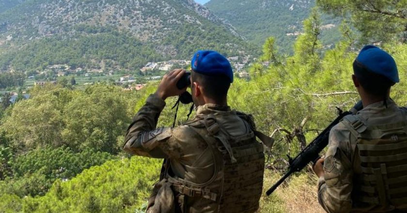 Antalya'da orman yangınlarına karşı jandarma komandoları görev başında