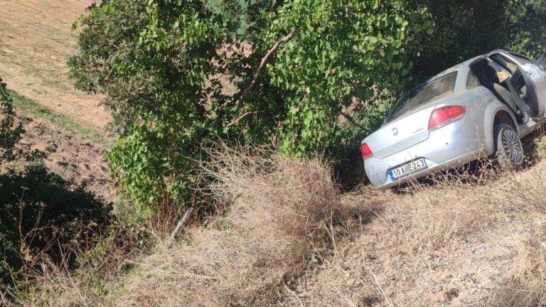 Balıkesir'de tarlaya devrilen otomobilde 1 kişi öldü, 2 kişi de yaralandı.