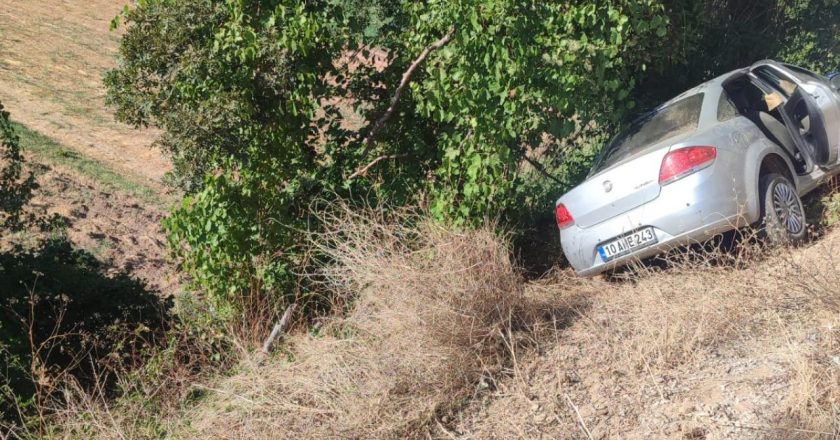 Balıkesir'de tarlaya devrilen otomobilde 1 kişi öldü, 2 kişi de yaralandı.