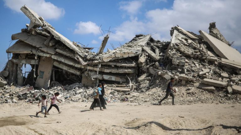 İsrail Gazze'de 3 evi hedef aldı: 4 Filistinli öldürüldü