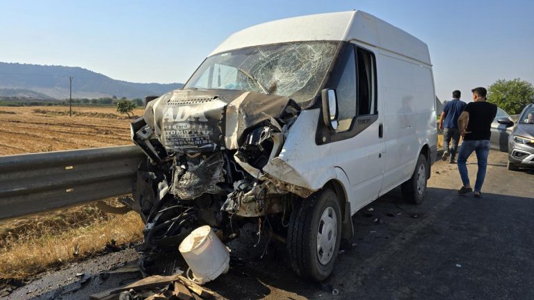 Hatay'da traktör ile minibüs çarpıştı, 1 kişi öldü, 2 kişi yaralandı