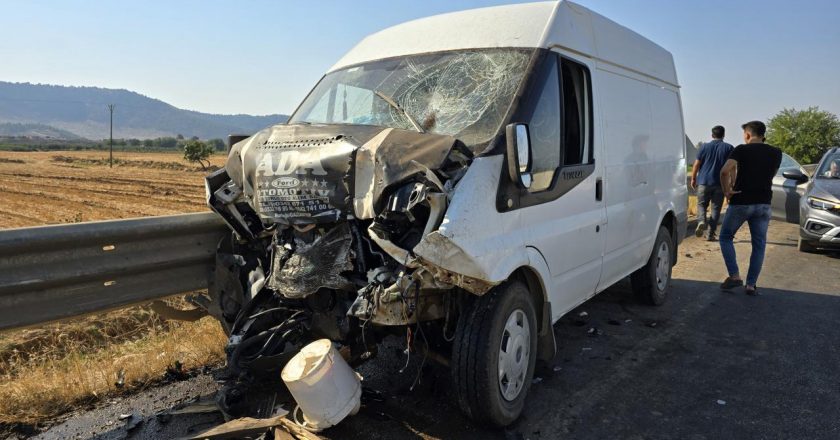 Hatay'da traktör ile minibüs çarpıştı, 1 kişi öldü, 2 kişi yaralandı