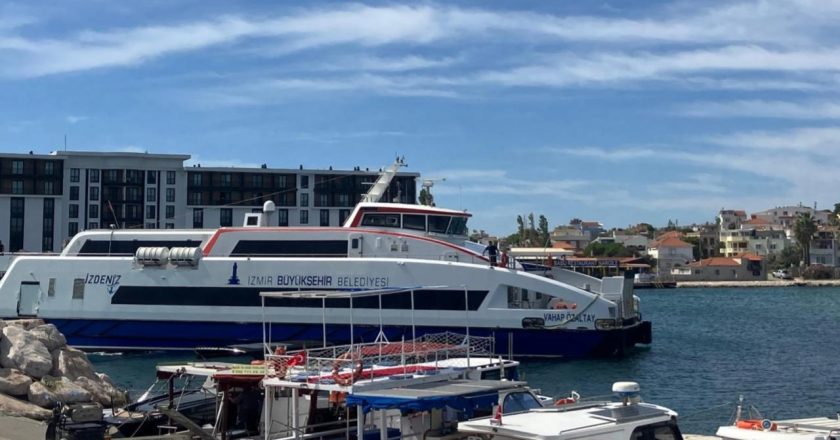 İzmir'de deniz ulaşımına fırtına engeli