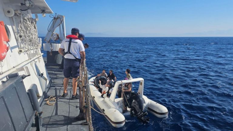 İzmir'de 25 kaçak göçmen kurtarıldı