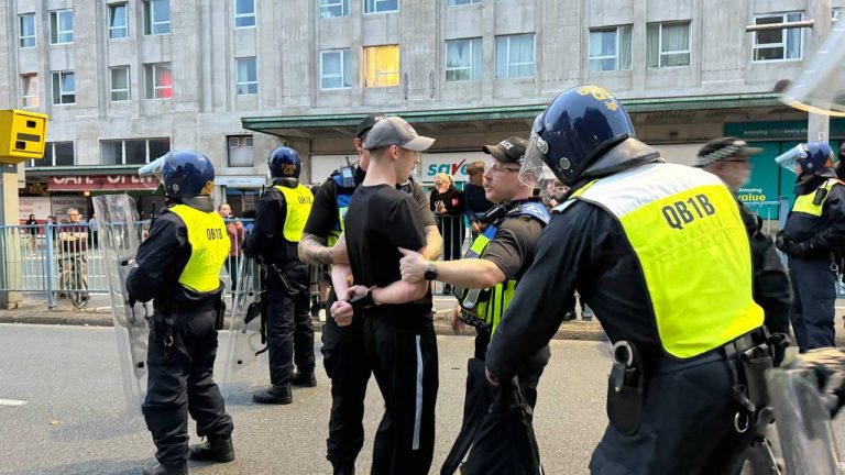 İngiltere'de şiddet eylemlerine karışan aşırı sağcılar 'terörizm' suçlamasıyla yargılanabilir