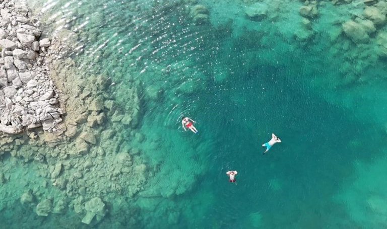 Nemrut'un berrak sularında yüzmenin keyfini çıkardılar – Son Dakika Hayat Haberleri