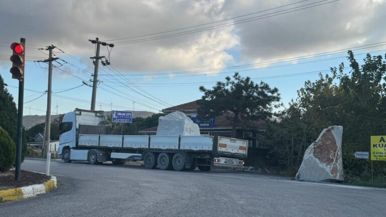 Kamyondan 12 tonluk mermer blok yola düştü