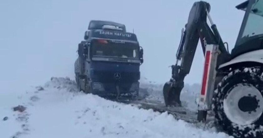 Ekipler yoğun karda mahsur kalan araçları kurtarmak için müdahale etti