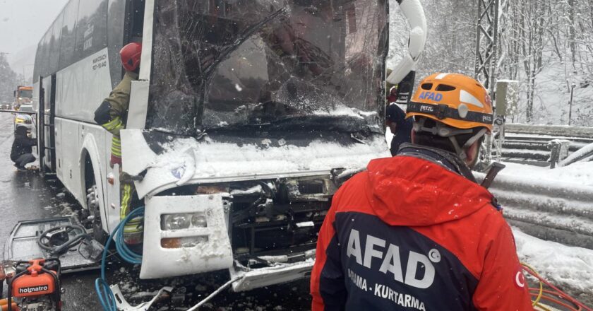 Otobüs Bolu Dağ Tüneli’nin yakınındaki kamyona çarptı: 1 yaralı