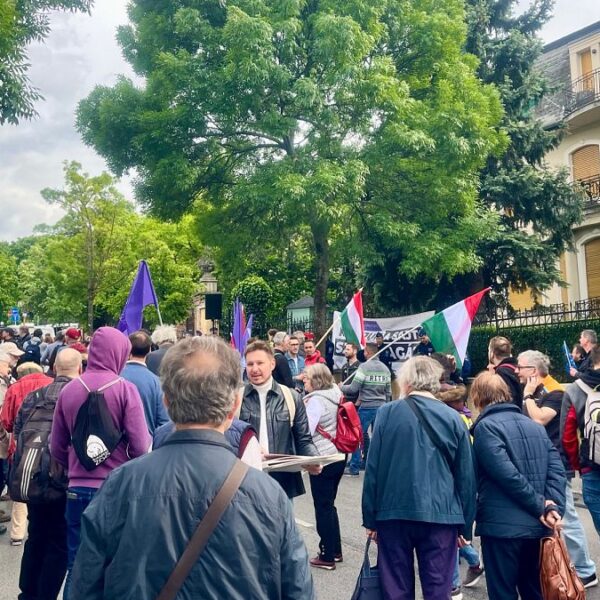 Budapeşte’de ‘şeffaflık yasasına’ karşı kırmızı boyalı protesto