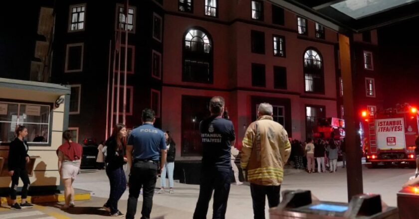 Tuzla’da kız öğrenci yurdunda çıkan yangın nedeniyle öğrenciler tahliye edildi
