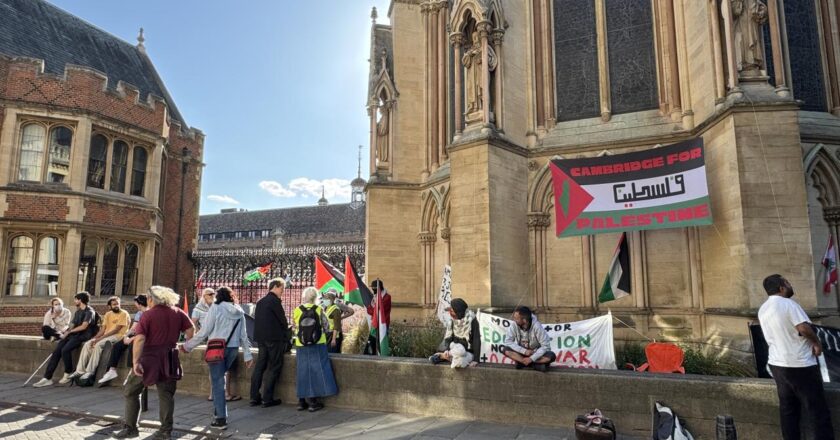 Cambridge öğrencileri, İsrail’le ilişkilerin kesilmesi talebiyle eylem başlattı