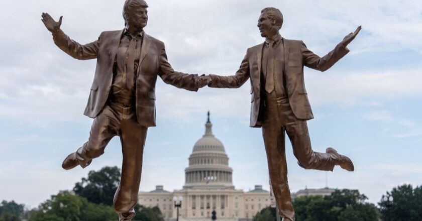 Trump ve Epstein’ın el ele tutuştuğu heykel Washington’da sergileniyor