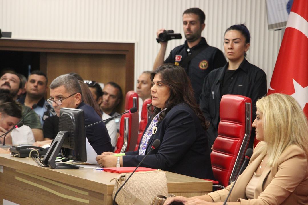 Ayirin Metropolitan Belediyesi Meclisi'nde kan basıncı arttı! Özlem Çizikli, toplantıyı erteledi 4