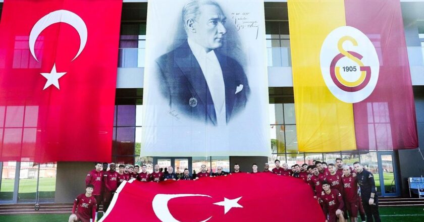 Galatasaray antrenmanında 29 Ekim Cumhuriyet Bayramı kutlaması