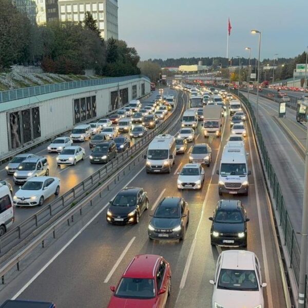 İstanbul’da akşam saatlerinde trafik yoğunluğu yüzde 89’a çıktı
